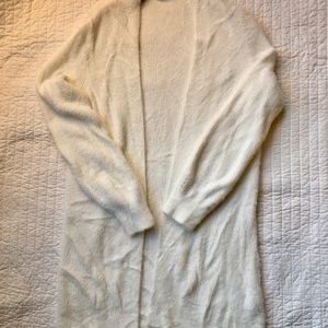 Gap Fuzzy White Sweater (Mid-thigh length)